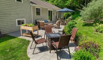 31 Wildwood Dr, Branford, CT 06405