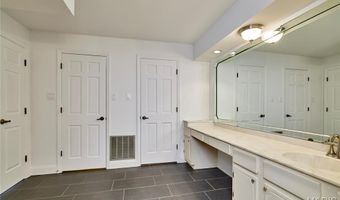 974 Claytonbrook Dr 1A, Ballwin, MO 63011