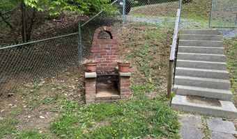 186 View Rd, Alderson, WV 24910