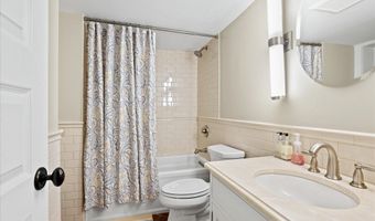 1801 N HARTFORD St N, Arlington, VA 22201