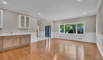 55 Maiden Ln, Bergenfield, NJ 07621