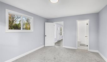 4 Somerset Rd N, Amityville, NY 11701