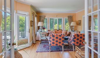 39 Brenton Rd, Newport, RI 02840