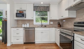 31 Wildwood Dr, Branford, CT 06405