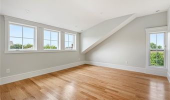28 Mount Vernon St, Newport, RI 02840