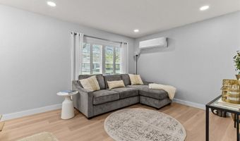 56 Pasture Farm Dr, Middletown, RI 02842