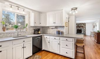 32 Tanglewood Trl, Narragansett, RI 02882