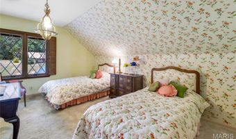 56 Meadowbrook Country Club Est, Ballwin, MO 63011