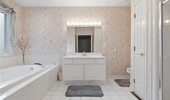 7 Foxwood Dr, Lincoln, RI 02865