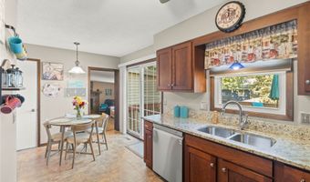 2242 Camelot Ct, Altoona, IA 50009