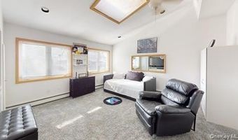 53 Coolidge Ave, Amity Harbor, NY 11701