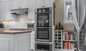 551 Strawberry Ln, Ashland, OR 97520