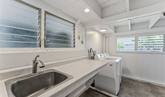 6085 Manukapu Pl, Honolulu, HI 96821