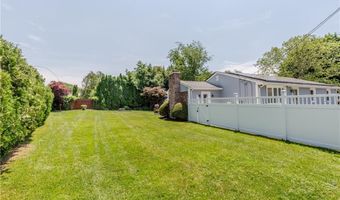 7 Oakcrest Dr, North Providence, RI 02904