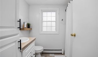4 Halsey Ave, Middletown, RI 02842