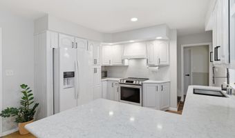 11 James Dr, Albany, NY 12211