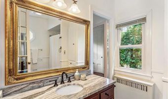 245 Eustis Ave B, Newport, RI 02840