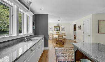 2 Sunnyfield Ln, Falmouth, ME 04105