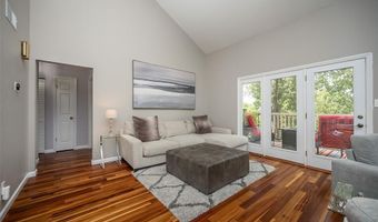 1878 Ridgeview Circle Dr, Ballwin, MO 63021