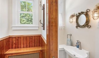 8 Bush St, Newport, RI 02840