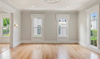 28 Mount Vernon St, Newport, RI 02840