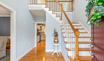 76 Woods Ln, Cranston, RI 02921