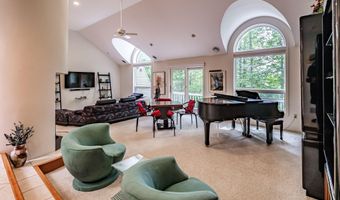 15 Inverness Rd, Falmouth, ME 04105