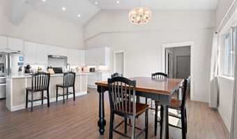 21358 OAK Ln, Aurora, OR 97002