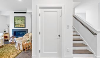 2550 FARMSTEAD Dr, Rockville, MD 20850