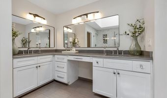 924 Forest Lake Ct, Ballwin, MO 63021