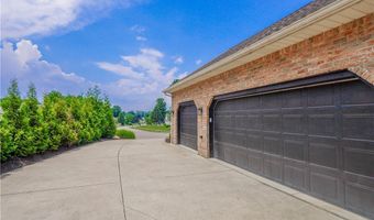 2641 Topflite Dr, Akron, OH 44312