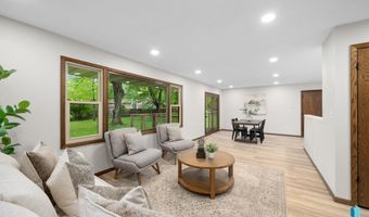 1912 E Sylvan Cir, Brandon, SD 57005