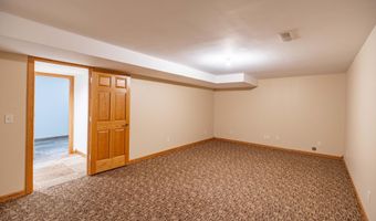 1415 Birchwood Ln, Aberdeen, SD 57401