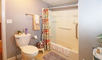 56 Bayview Pkwy, Middletown, RI 02842