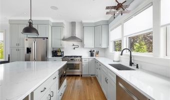 3 Oak St, Middletown, RI 02842
