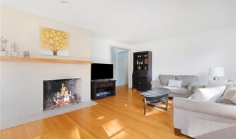 6 Conway Dr, Barrington, RI 02806