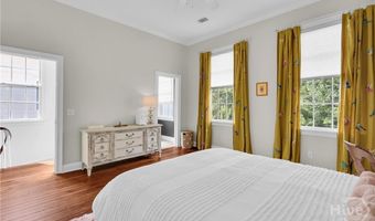 221 E 32nd St, Savannah, GA 31401