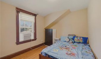 82 Van Zandt Ave, Newport, RI 02840