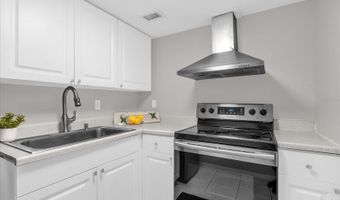 942 LAKE DESTINY Rd B, Altamonte Springs, FL 32714