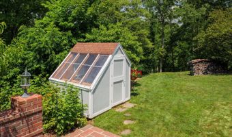 7 Robin Hill Ln, Athens, OH 45701