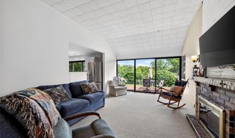 404 Oakmont Cir, Ballwin, MO 63011