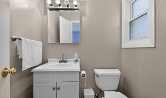 7 Gregg Ln, Bayonne, NJ 07002