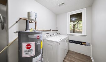 1528 Oakleaf Dr, Auburn, GA 30011