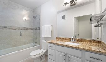 2101 N MONROE St 213, Arlington, VA 22207