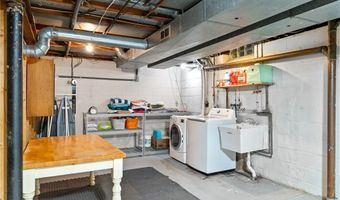 390 Willard Rd, Aurora, OH 44202