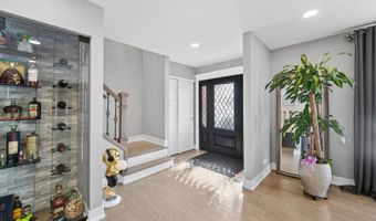 24 W Berkley Dr, Arlington Heights, IL 60004