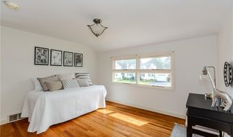 22 Whitewood Dr, Cranston, RI 02920