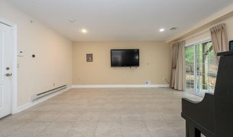 25 White Oak Ln, Aberdeen, NJ 07747