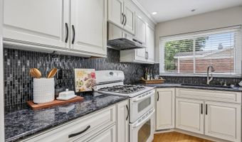 318 Algonquin Dr, Ballwin, MO 63011