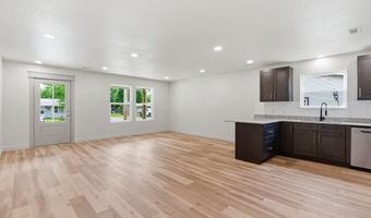 915 S Hudson Ave, Aurora, MO 65605